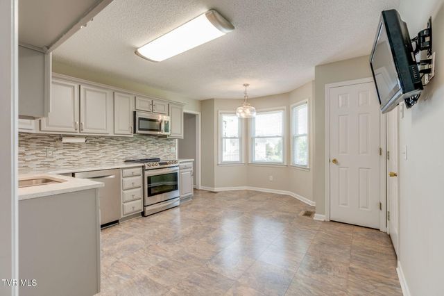 12 Spring Knoll Court, Johnson City, TN 37601