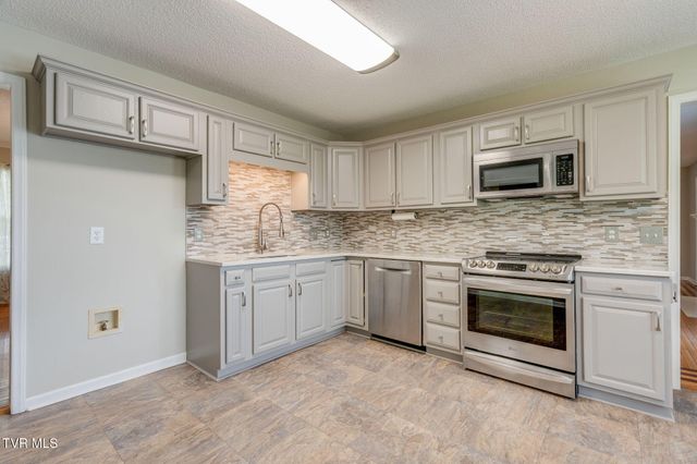 12 Spring Knoll Court, Johnson City, TN 37601