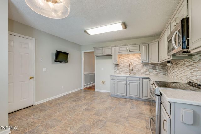 12 Spring Knoll Court, Johnson City, TN 37601