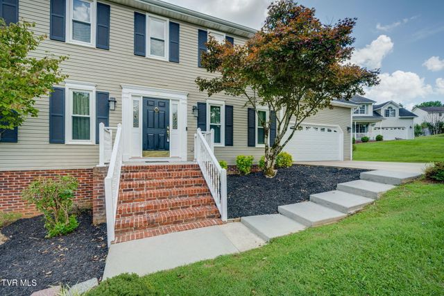 12 Spring Knoll Court, Johnson City, TN 37601