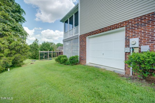 12 Spring Knoll Court, Johnson City, TN 37601