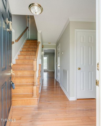 12 Spring Knoll Court, Johnson City, TN 37601