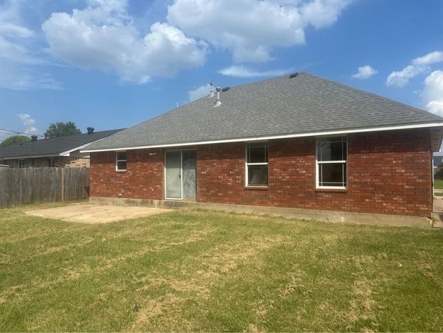 1101 N Lawton, Moore, OK 73160