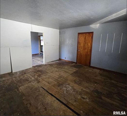 223 W LOCUST Street, Canton, IL 61520