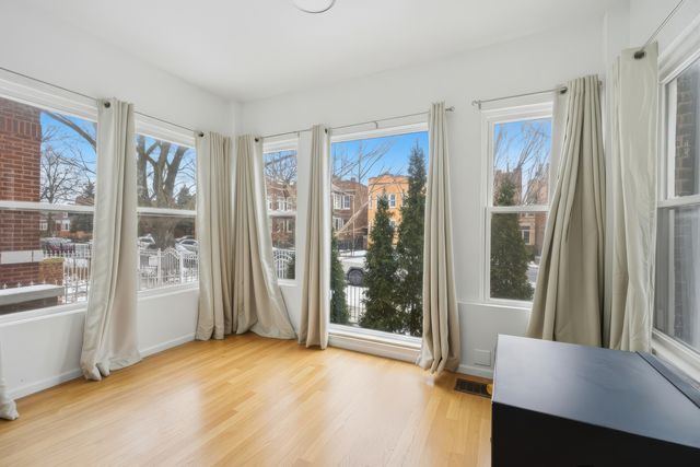 4045 W Nelson Street, Chicago, IL 60641