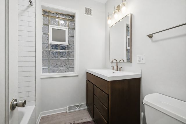 4045 W Nelson Street, Chicago, IL 60641