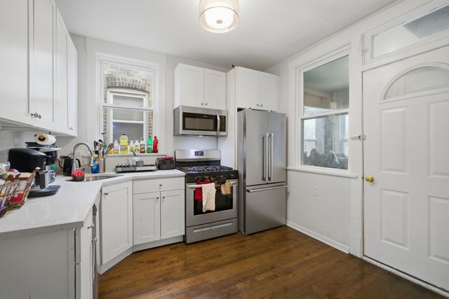 4045 W Nelson Street, Chicago, IL 60641