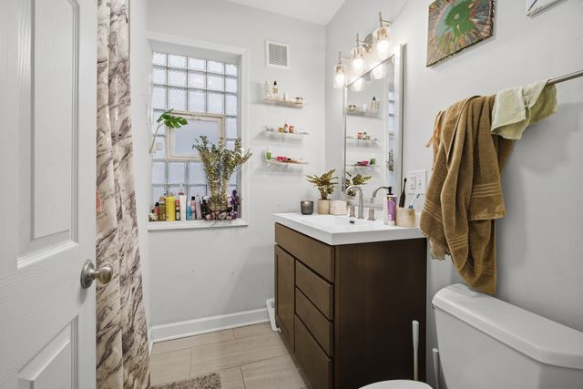 4045 W Nelson Street, Chicago, IL 60641