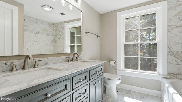 105 E WASHINGTON ST, Remington, VA 22734