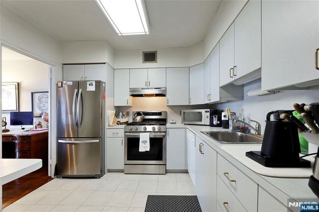6 Horizon 2106, Fort Lee, NJ 07024