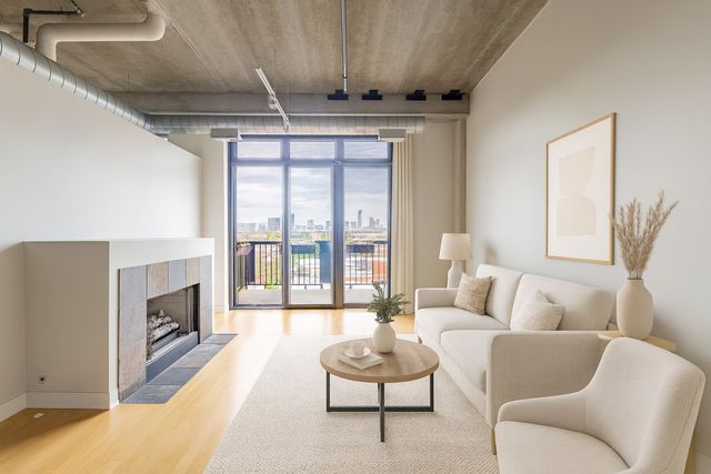 811 W 15th Place 806, Chicago, IL 60608