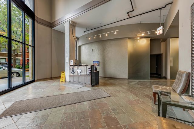 811 W 15th Place 806, Chicago, IL 60608