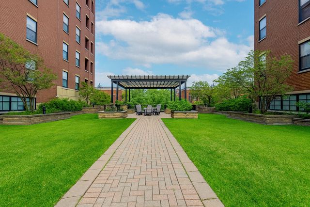 811 W 15th Place 806, Chicago, IL 60608