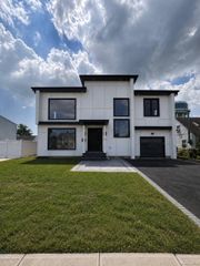 60 Periwinkle Road, Levittown, NY 11756