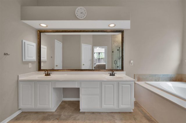 24 E New Avery Place, The Woodlands, TX 77382