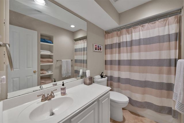 24 E New Avery Place, The Woodlands, TX 77382