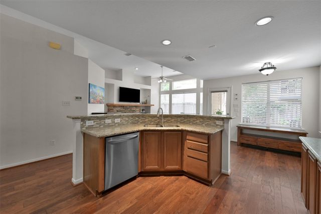 24 E New Avery Place, The Woodlands, TX 77382