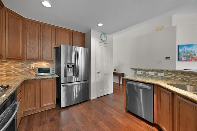 24 E New Avery Place, The Woodlands, TX 77382
