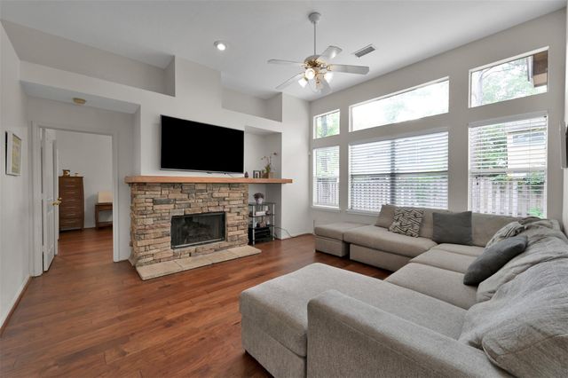 24 E New Avery Place, The Woodlands, TX 77382