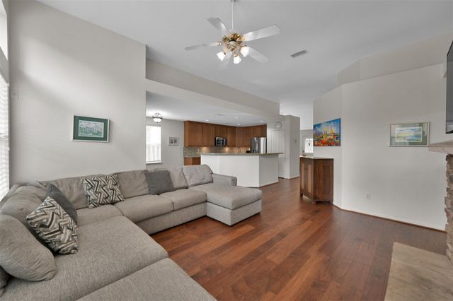 24 E New Avery Place, The Woodlands, TX 77382