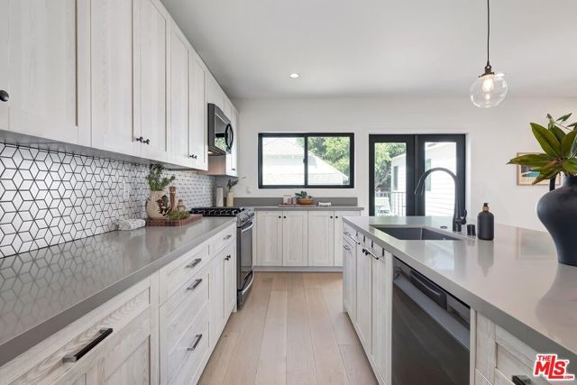1015 S Tremaine Avenue, Los Angeles, CA 90019