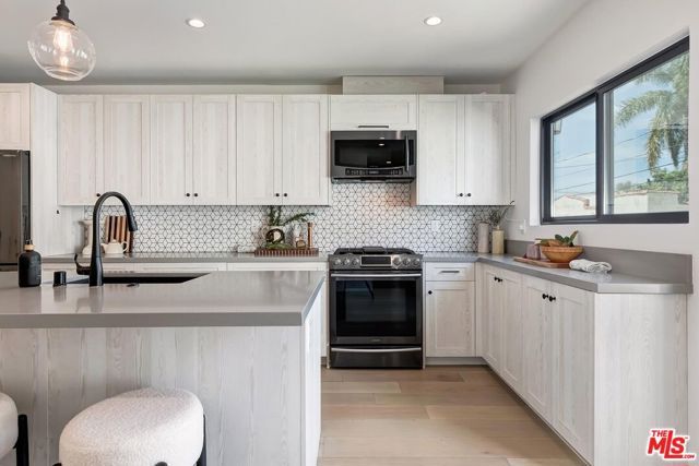 1015 S Tremaine Avenue, Los Angeles, CA 90019