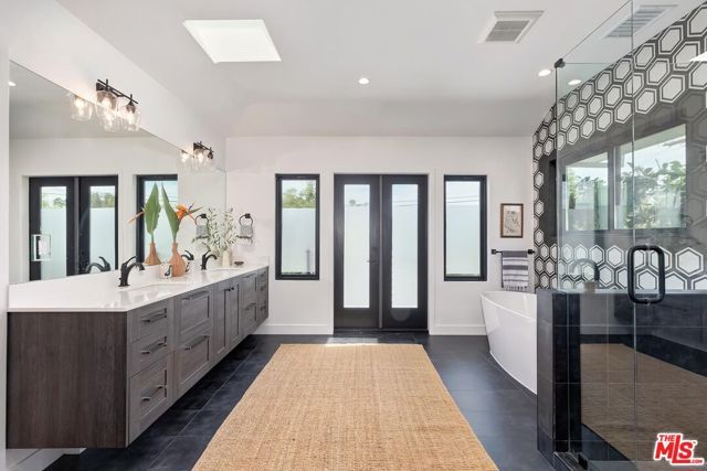 1015 S Tremaine Avenue, Los Angeles, CA 90019