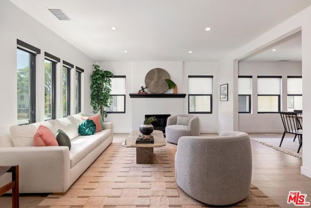 1015 S Tremaine Avenue, Los Angeles, CA 90019