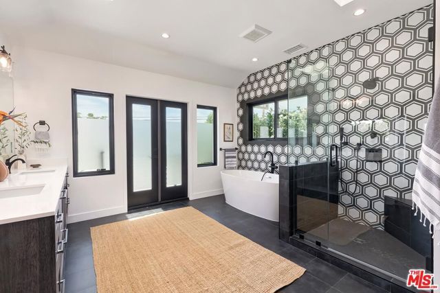 1015 S Tremaine Avenue, Los Angeles, CA 90019
