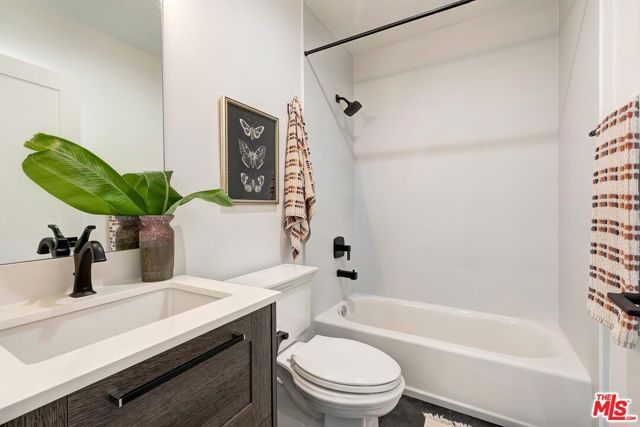1015 S Tremaine Avenue, Los Angeles, CA 90019