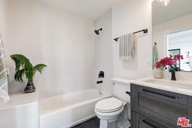 1015 S Tremaine Avenue, Los Angeles, CA 90019