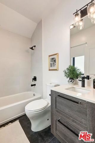 1015 S Tremaine Avenue, Los Angeles, CA 90019
