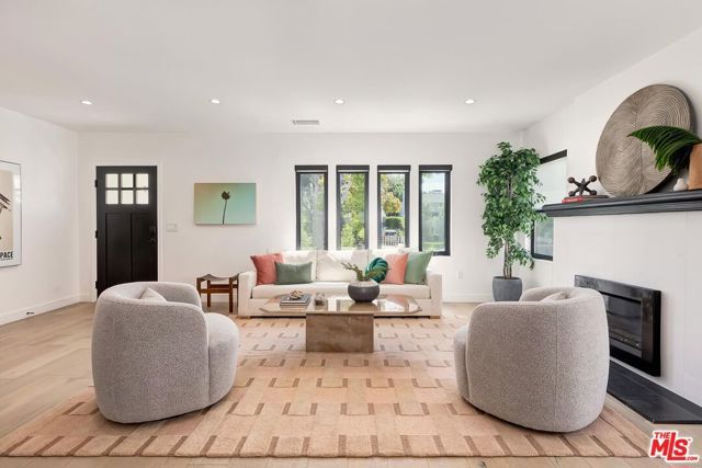 1015 S Tremaine Avenue, Los Angeles, CA 90019