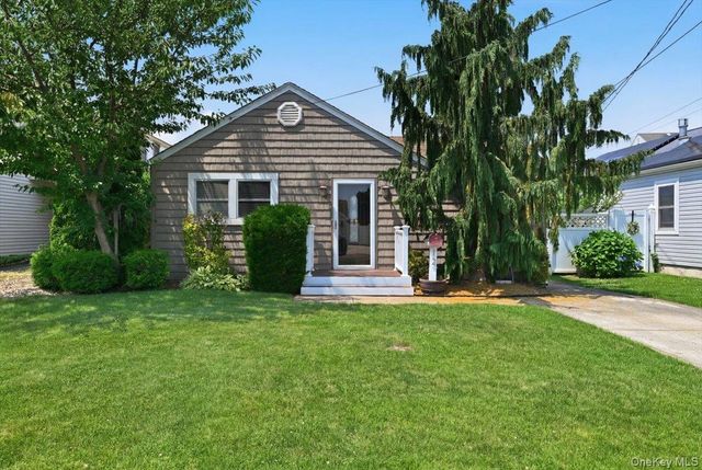 12 Annuskemunnica Road, Babylon, NY 11702