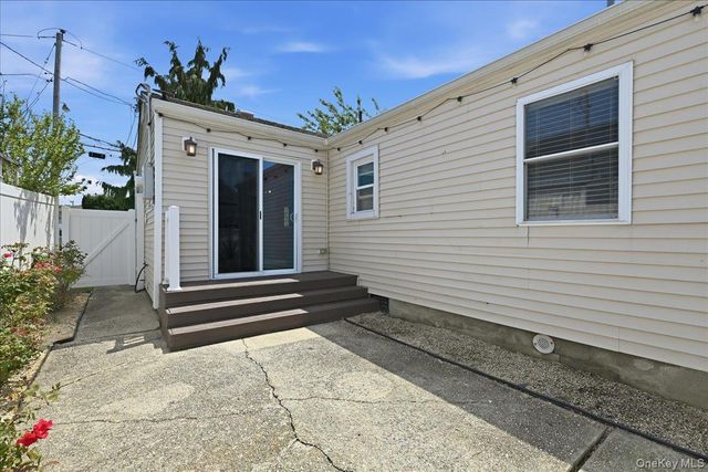 12 Annuskemunnica Road, Babylon, NY 11702