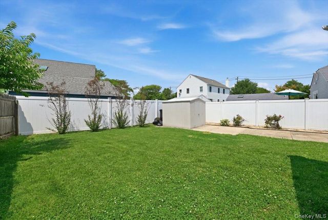 12 Annuskemunnica Road, Babylon, NY 11702