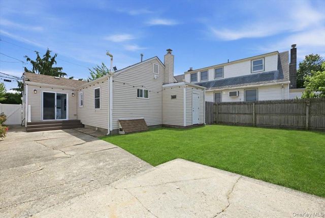 12 Annuskemunnica Road, Babylon, NY 11702
