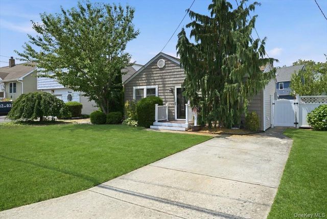 12 Annuskemunnica Road, Babylon, NY 11702