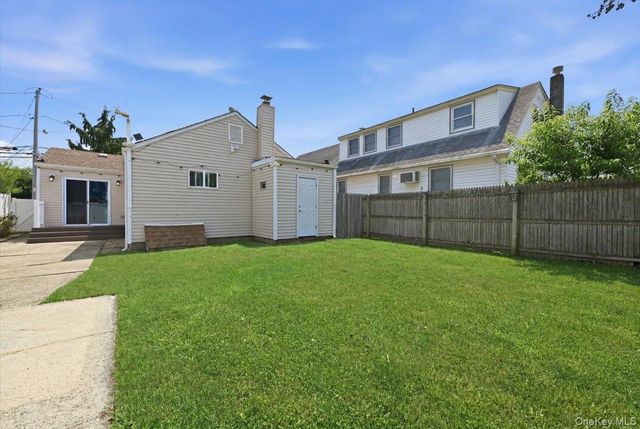 12 Annuskemunnica Road, Babylon, NY 11702
