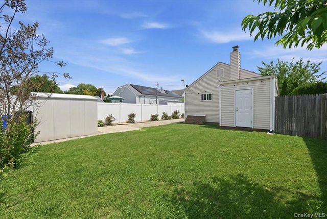 12 Annuskemunnica Road, Babylon, NY 11702