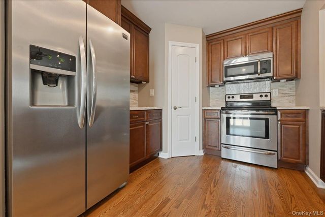 12 Annuskemunnica Road, Babylon, NY 11702