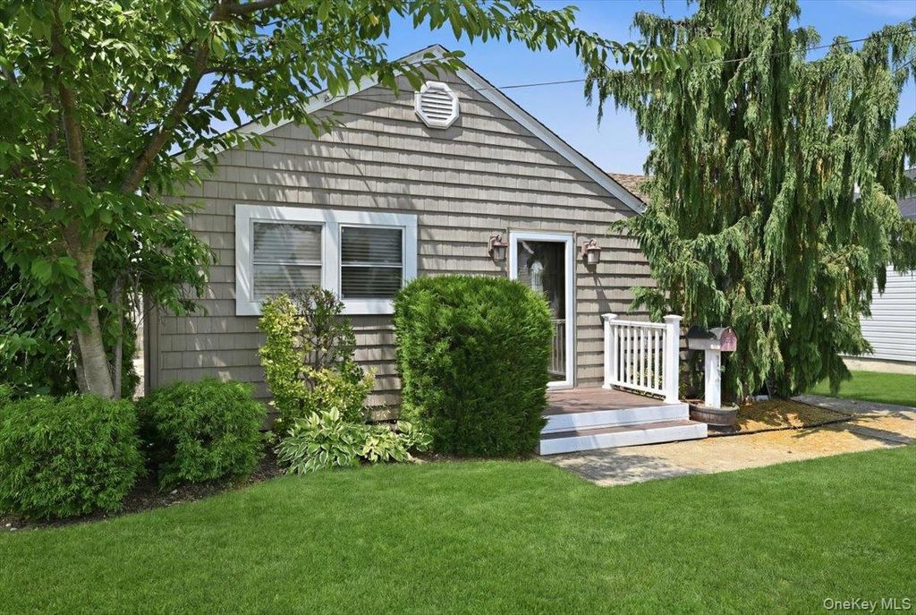 12 Annuskemunnica Road, Babylon, NY 11702