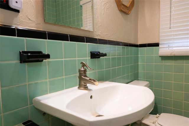 1728 NW 63rd Street, Nichols Hills, OK 73116