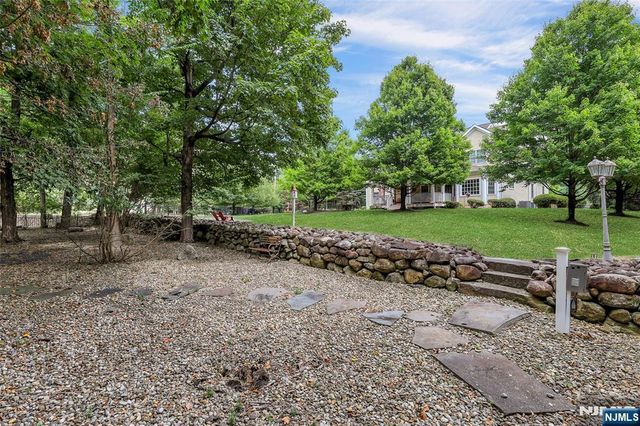22 Meadow Lake Drive, Mahwah, NJ 07430