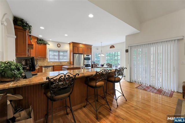 22 Meadow Lake Drive, Mahwah, NJ 07430