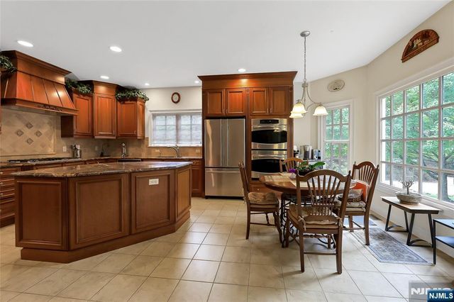 22 Meadow Lake Drive, Mahwah, NJ 07430