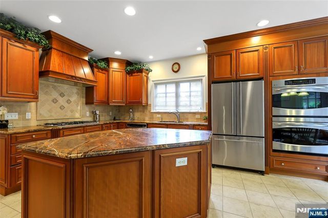 22 Meadow Lake Drive, Mahwah, NJ 07430