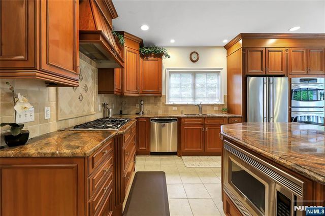 22 Meadow Lake Drive, Mahwah, NJ 07430