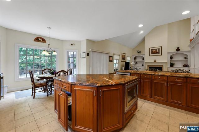22 Meadow Lake Drive, Mahwah, NJ 07430