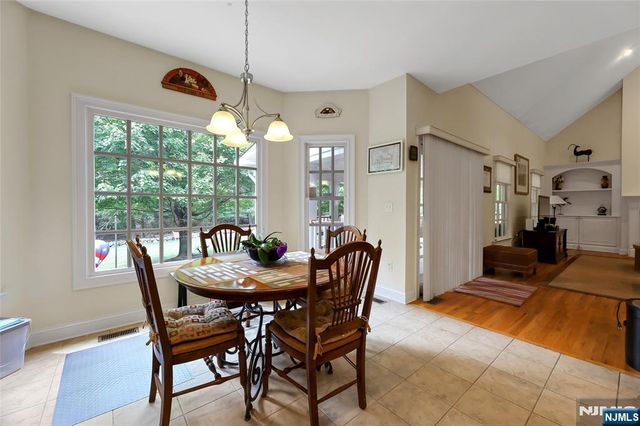 22 Meadow Lake Drive, Mahwah, NJ 07430